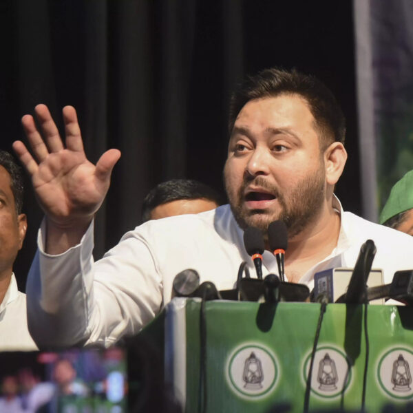 Tejashwi Yadav arrives in Delhi for talks with Kharge…