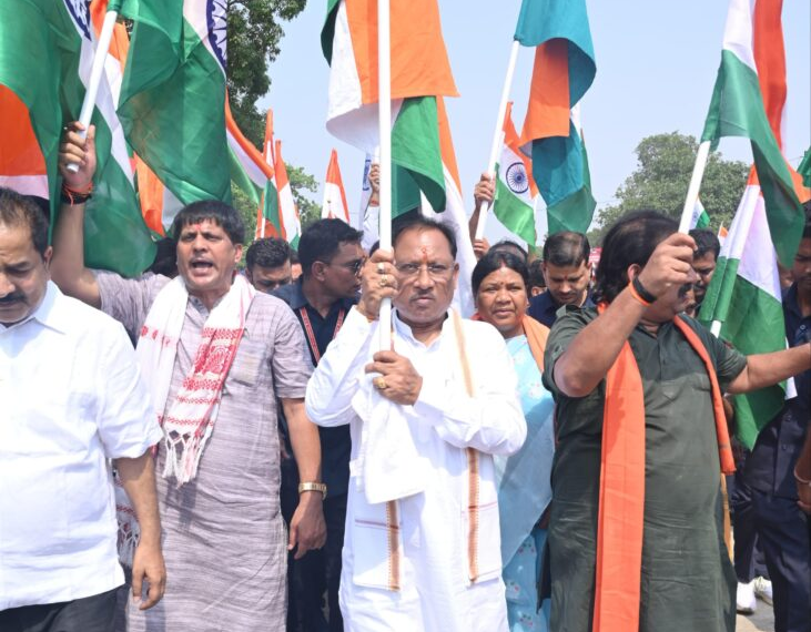 On the occasion of Tiranga Yatra, Chief Minister honored the family members of the martyrs by presenting them shawls and coconuts, gave the message of unity by running a signature campaign