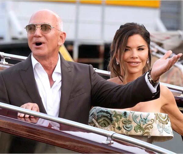Jeff Bezos & Lauren Sanchez 450 crores spent, royal…