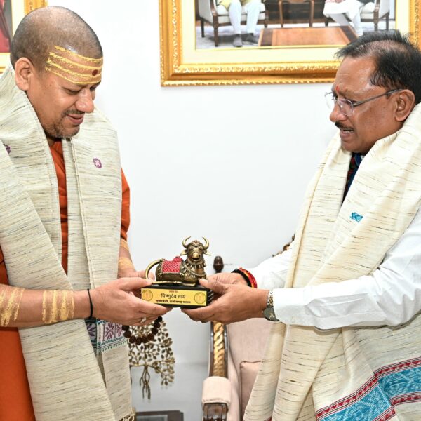 Niranjan Peethadheeswar Mahamandaleshwar Dr. Swami Kailashanand Giri Ji Maharaj made a courtesy visit to Chief Minister Vishnu Deo Sai