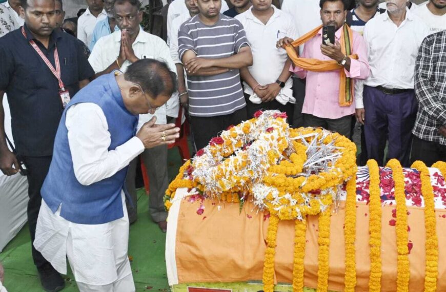 Chief Minister Vishnu Deo Sai reached the residence of martyr ASP Akash Rao Girpunje and paid tribute