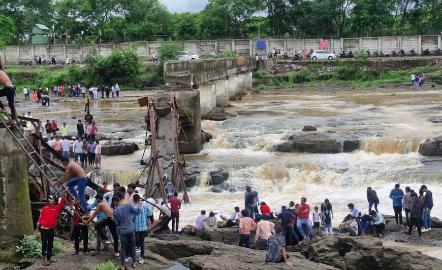 Major incident in Maharashtra, bridge on Indrayani river in Pune collapsed , leaves multiple casulties