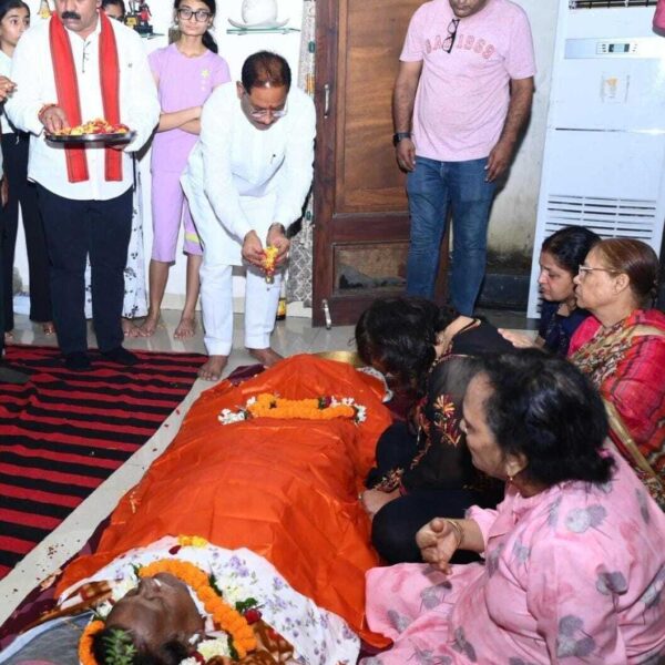 Chief Minister Vishnu Deo Sai paid tribute to Padma…