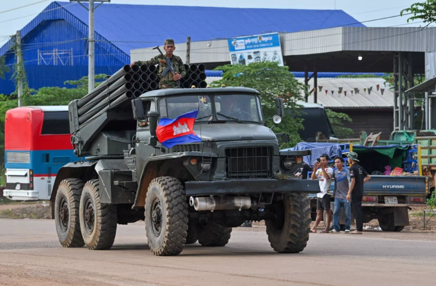 Thailand-Cambodia Border Clashes Kill 32, Thousands Flee