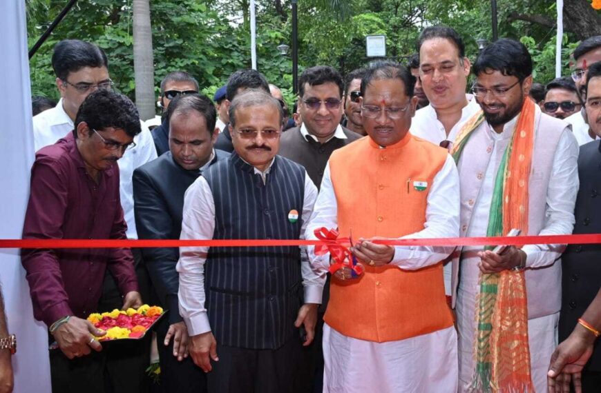 Chief Minister Sai inaugurats the photo exhibition in the Town Hall on Independence Day