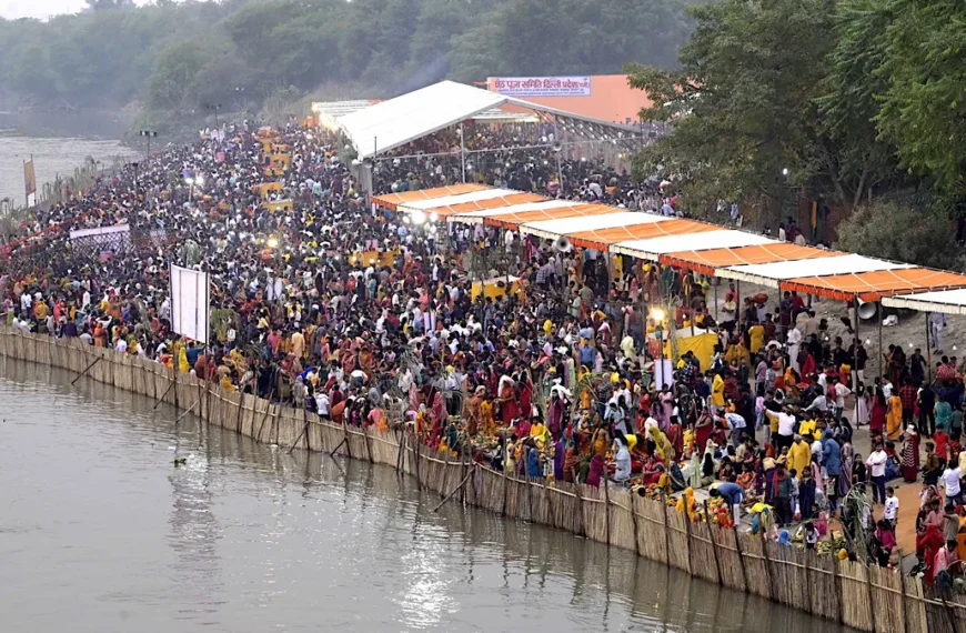Devotees offer morning prayers at ghats across Bihar on last day of Chhath Puja