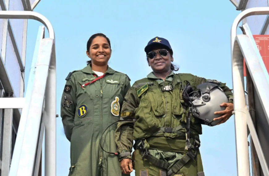 Murmu Poses With Rafale Woman Pilot&hellip;