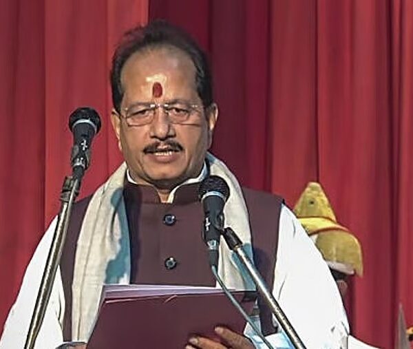 On poll day, Bihar Dy CM alleges his convoy…