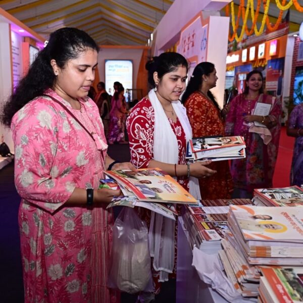 People are appreciating the Public Relations Department’s photo exhibition…