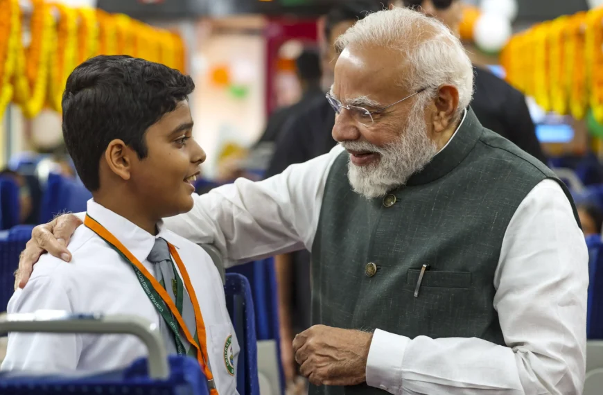PM Modi Flags Off 4 Vande&hellip;