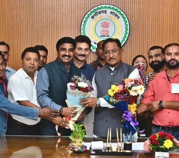 A delegation from the Chhattisgarh Employees and Officers Federation meets Chief Minister