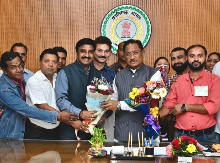 A delegation from the Chhattisgarh Employees and Officers Federation meets Chief Minister