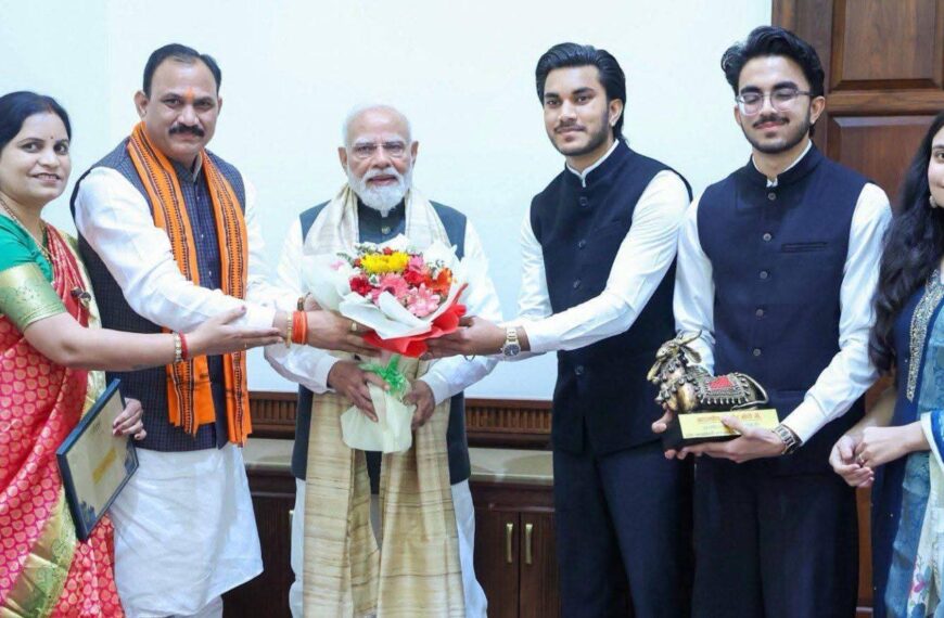 Health Minister Shyambihari Jaiswal, accompanied by his family, visited PM Modi to extend an invitation to his daughter’s wedding; the Prime Minister bestowed his affectionate blessings