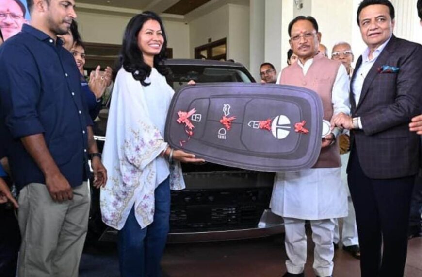 Chhattisgarh’s Daughter Akanksha Brings Honor to the State; CM Sai Felicitates Her and Gifts a Tata Sierra Car.