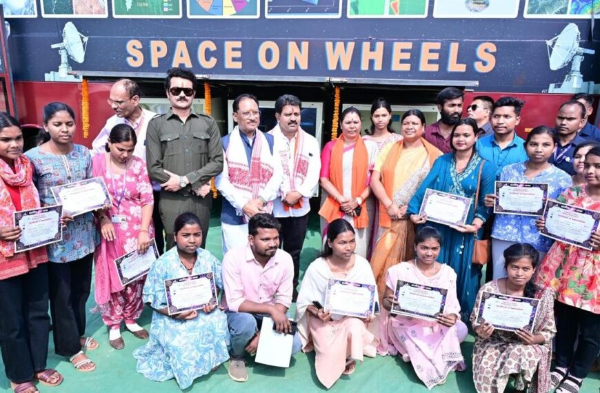 “Space on Wheels” turns into a mobile learning hub for space science for children in Jashpur
