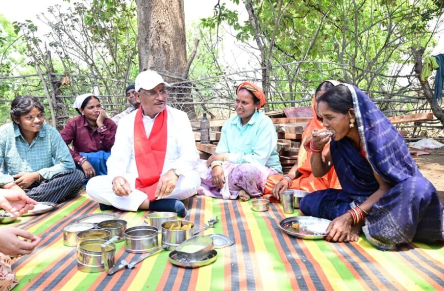 During Inspection of Under-Construction Panchayat Building, Workers Invite Chief Minister to Share a Meal: They Sat Together to Eat ‘Bore Basi’ and Mango Chutney