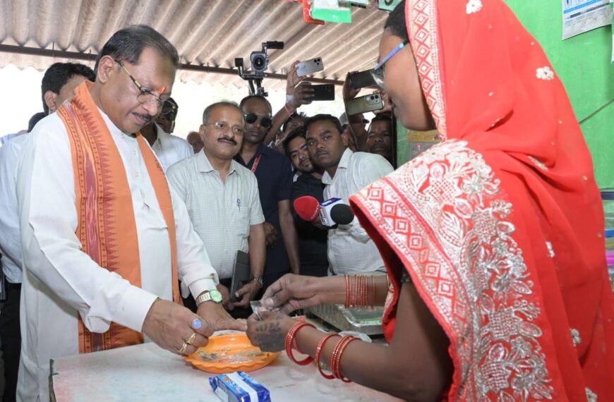 Sushasan Tihar: Chief Minister Vishnu Deo Sai Visits ‘Lakhpati Didi’ Sumila’s Grocery Shop, Receives Warm Welcome with Cloves and Cardamom