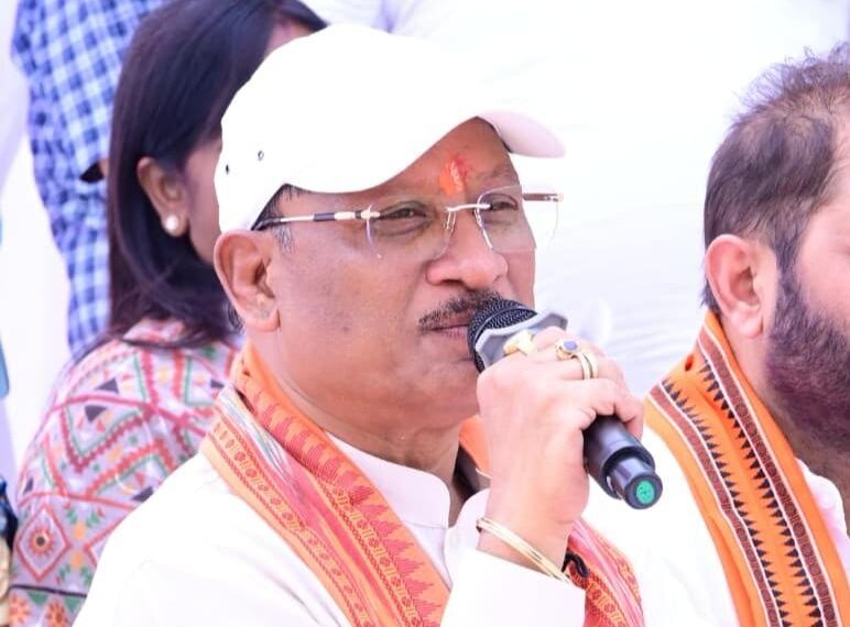 Helicopter Lands Unexpectedly as Chief Minister Vishnu Deo Sai Reaches Silma Village in Surguja