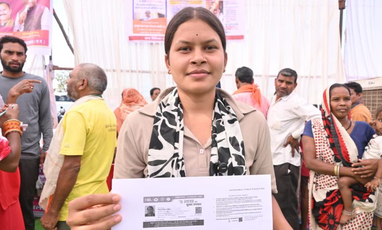 Sushasan Tihar: Kaushilya Receives Ayushman Card Within Hours of Applying; Face Lights Up with Joy