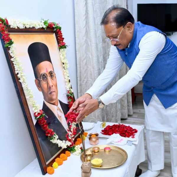 CG CM Vishnu Deo Sai Pays Tribute to Swatantryaveer Vinayak Damodar Savarkar on His Birth Anniversary