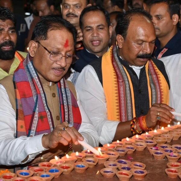 1.25 Lakh ‘Aashirwad’ Diyas Illuminate Kharun Riverfront as CM Sai Joins Maha Aarti