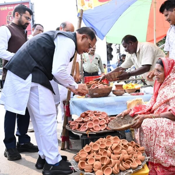 LIVE: A Diya, ₹1,000 and a Conversation: CM Sai Stops at Roadside Vendor’s Stall