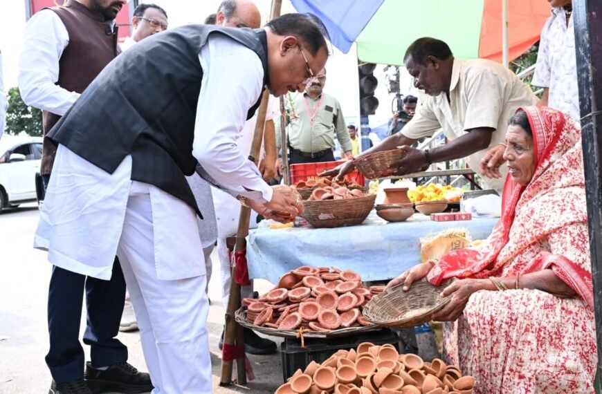 A Diya, ₹1,000 and a Conversation: CM Sai Stops at Roadside Vendor’s Stall