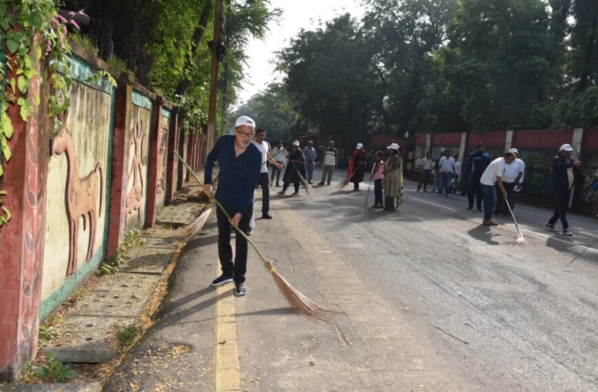 Governor Ramen Deka Joins Cleanliness Drive on Gandhi Jayanti in Raipur