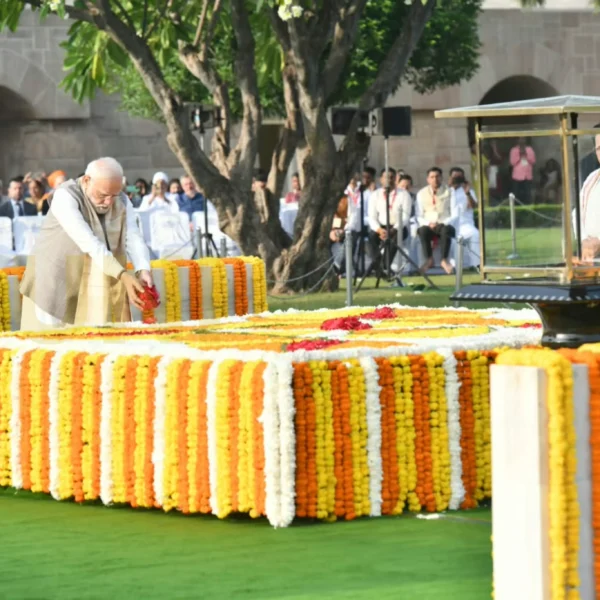 PM Modi Pays Tribute to Mahatma Gandhi, Lal Bahadur&hellip;