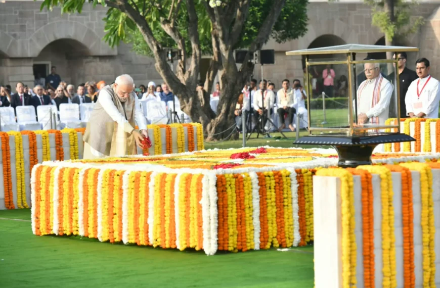 PM Modi Pays Tribute to Mahatma Gandhi, Lal Bahadur Shastri on Birth Anniversaries