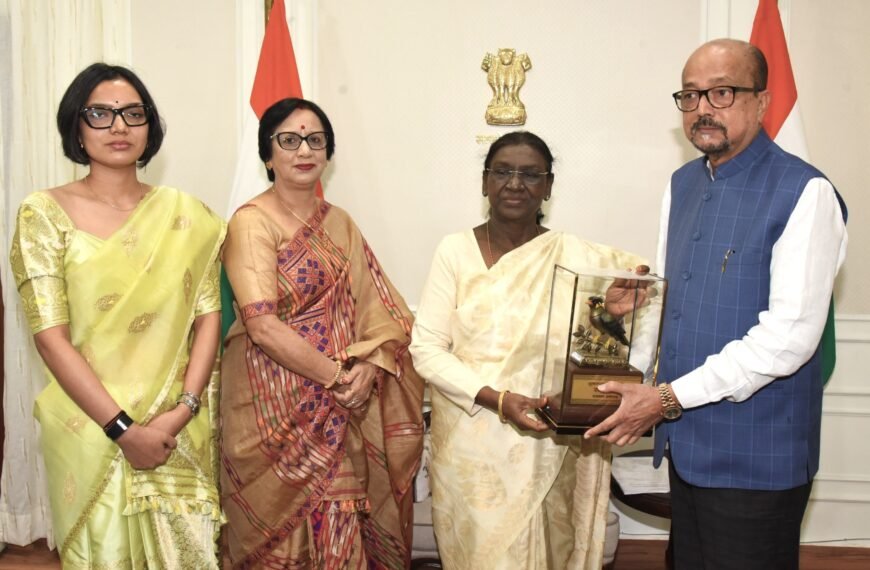 Governor Deka Presents Hill Myna Replica to President Murmu at Lok Bhavan