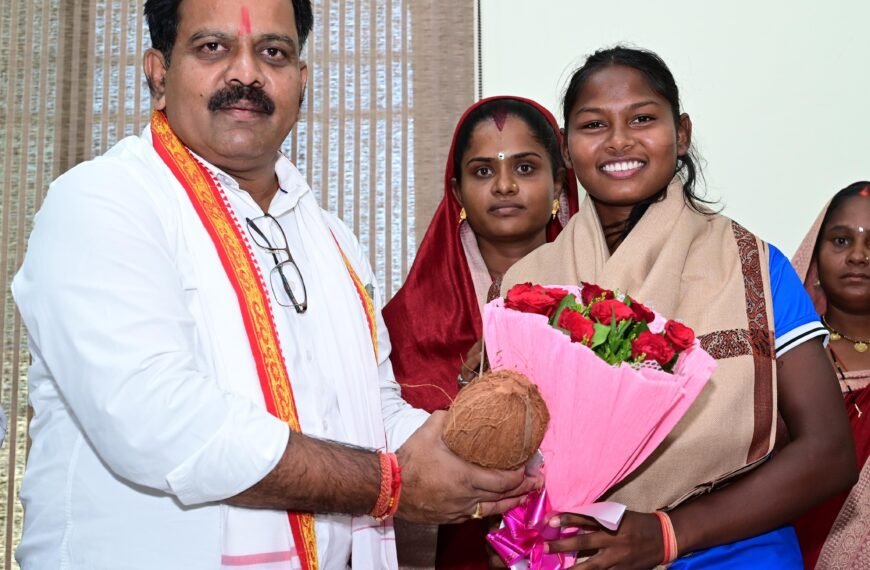 Deputy CM Vijay Sharma Felicitates Asia Cup Champion Geeta Yadav in Kawardha